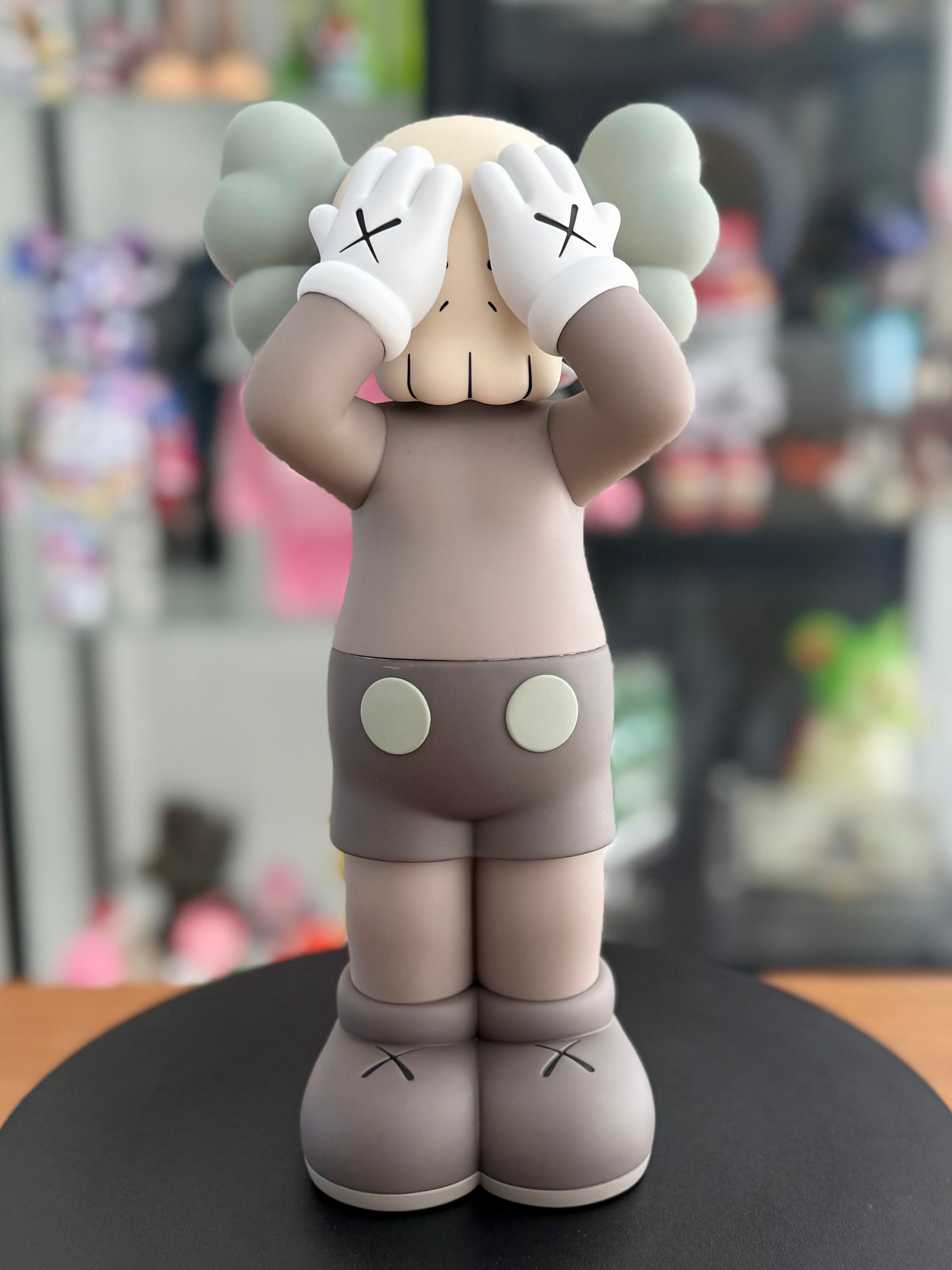 KAWS – Holiday United Kingdom (Brown, 2021)