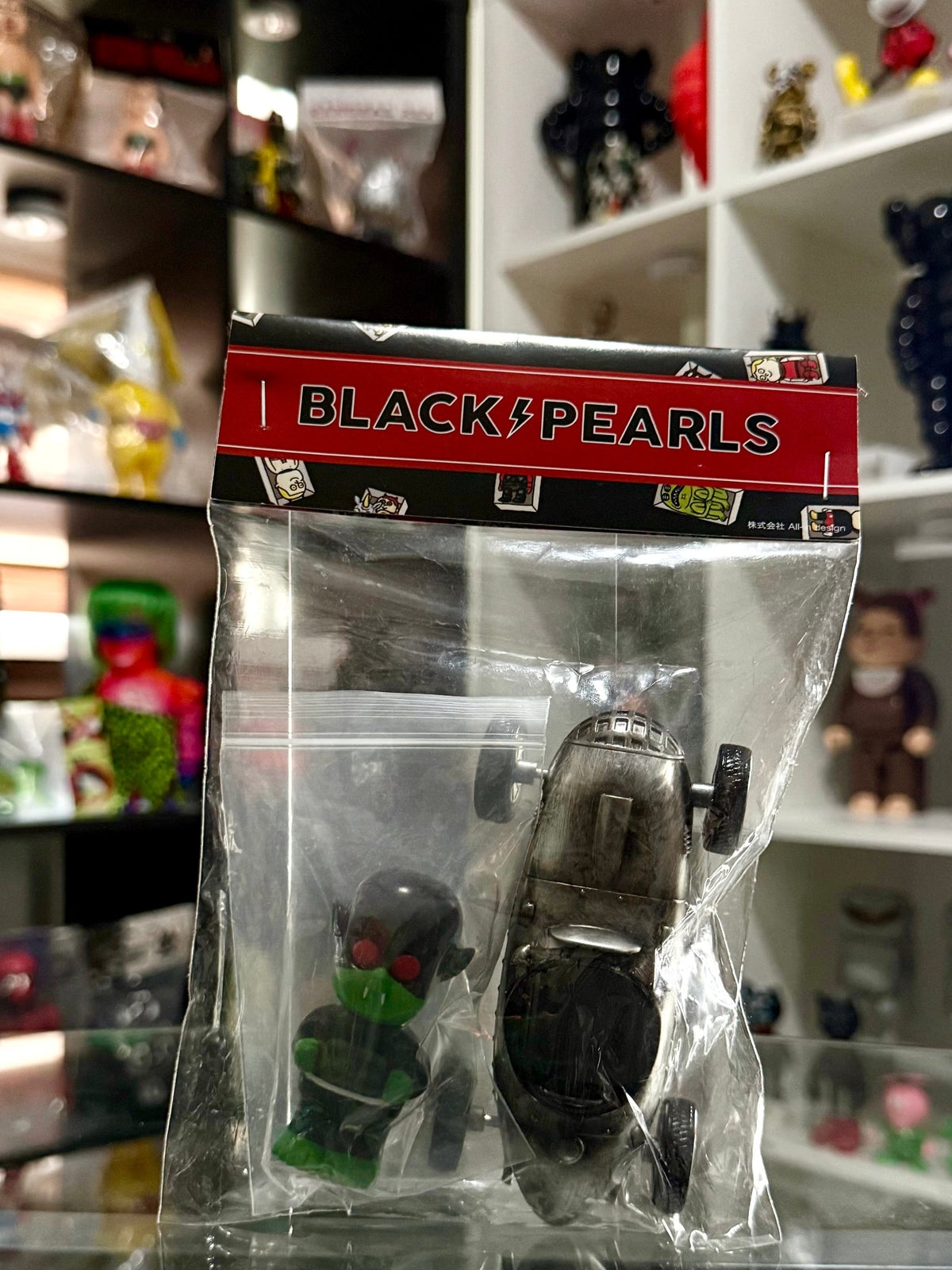 BLACK PEARLS – HAPY | Figura + Coche de Carreras (Negro / Verde)